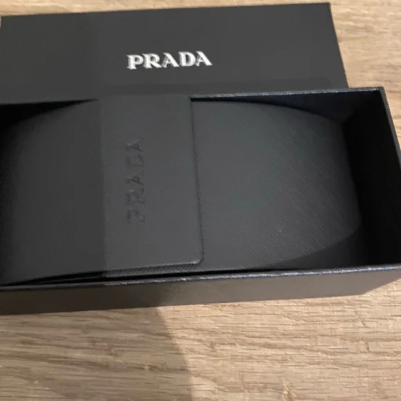 Prada sunglasses - Picture 4 of 5